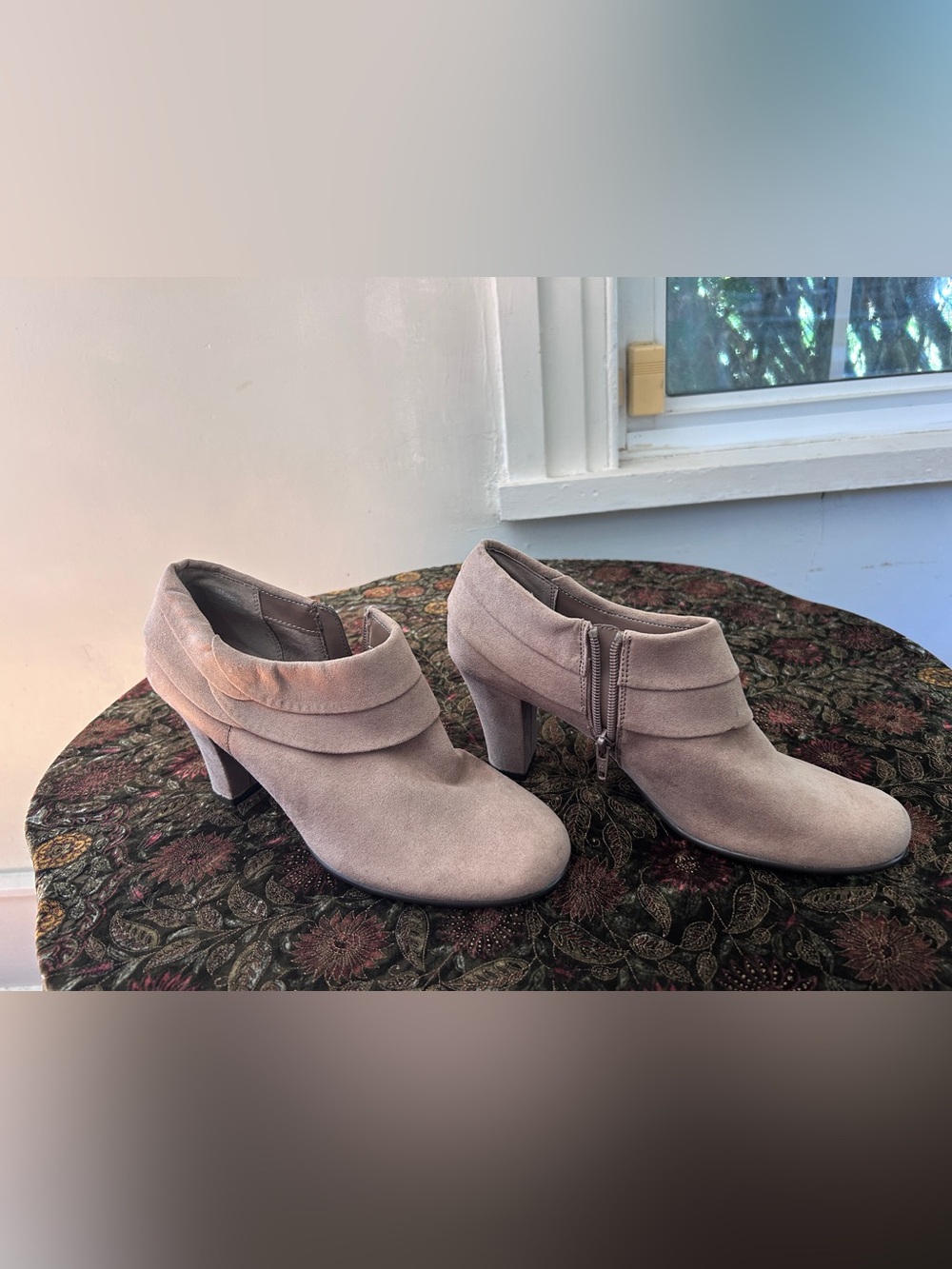 Aerosoles Heelrest Taupe Faux Suede Ankle Booties Size 9 Block Heel